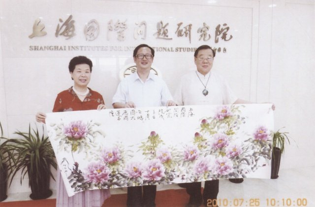 D001 中為上海國際問題研究院院長楊潔勉，右為高瀅老師 